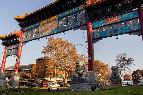 国务院侨办赠送石狮子落户南非约堡唐人街牌楼再添一景