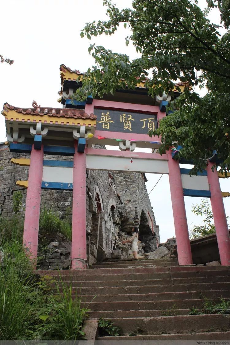 安全警钟长鸣观雾山一辆车翻下悬崖