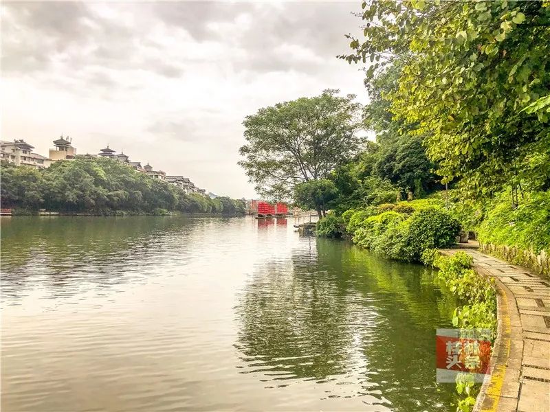 小編從桃花江步道出發,沿桃花江的風雨橋進入