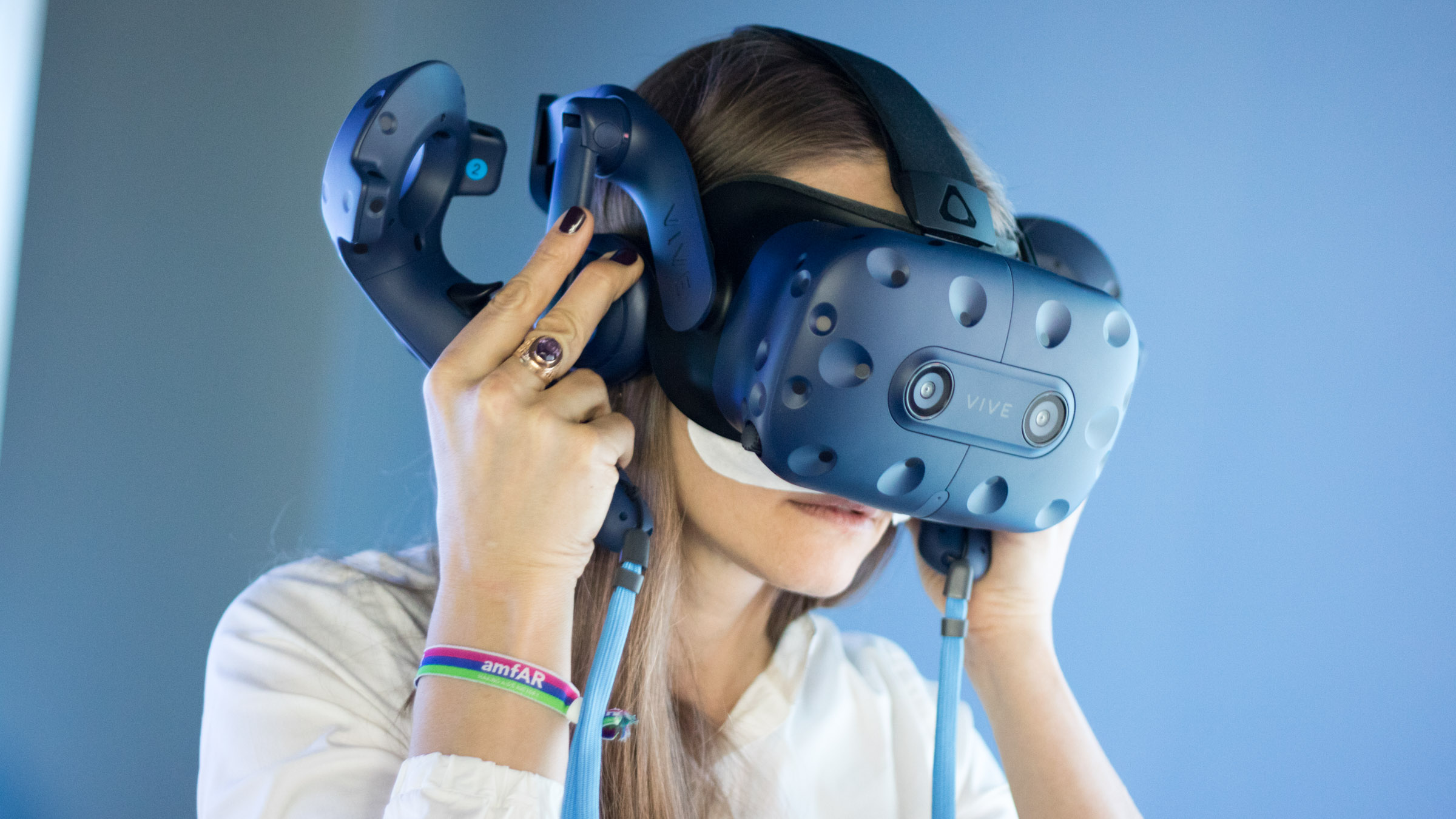 htc vive pro现在的 vr 直播的体验已经越来越像游戏直播,可以随意