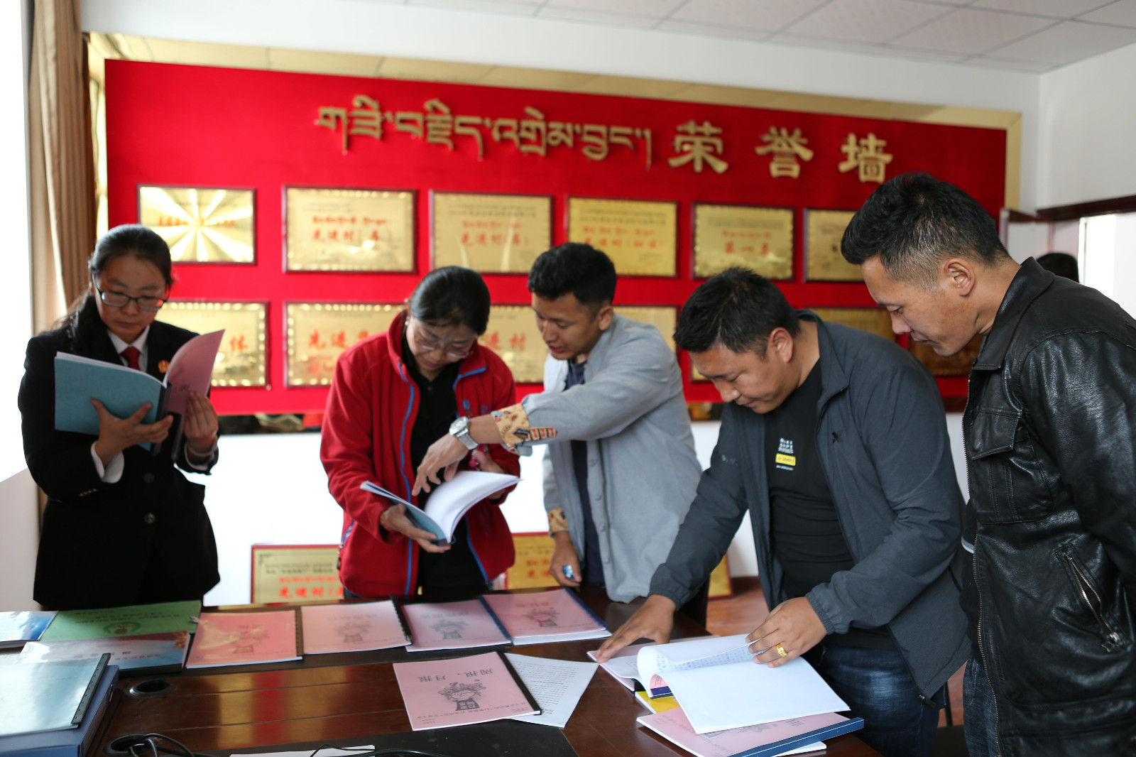 琼结县拉玉乡召开扫黑除恶专项斗争工作推进会_秦梅