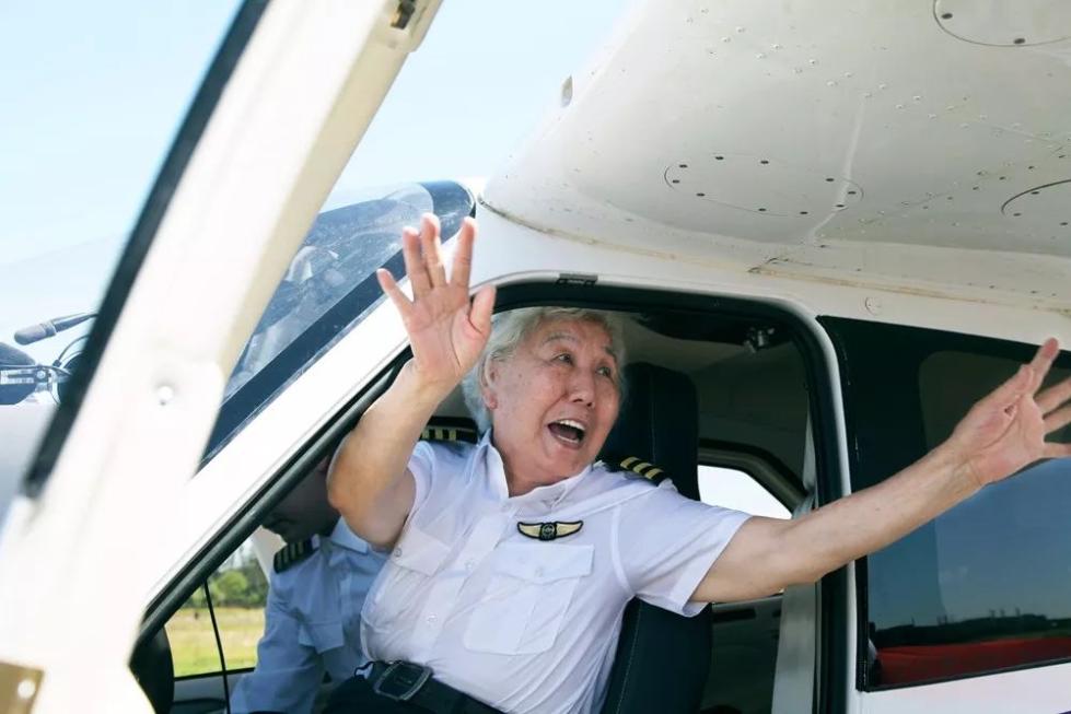 82岁女飞行员再次冲上云霄_苗晓红