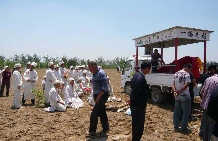 守丧期间有一系列禁忌,不能吃肉喝酒,不能理发沐浴,不能娶妻纳妾,夫妻