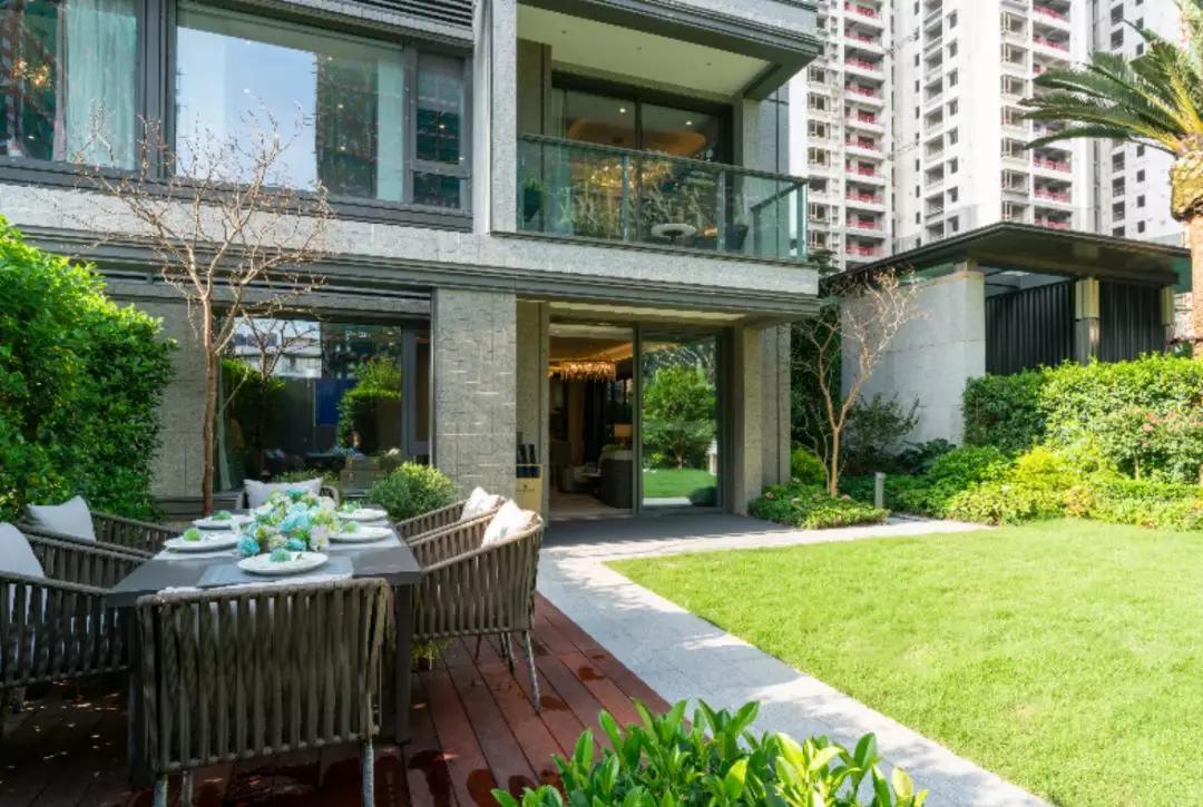 绿城克服了传统联排别墅窄进深的缺点,又弥补了传统叠墅庭院的缺失.