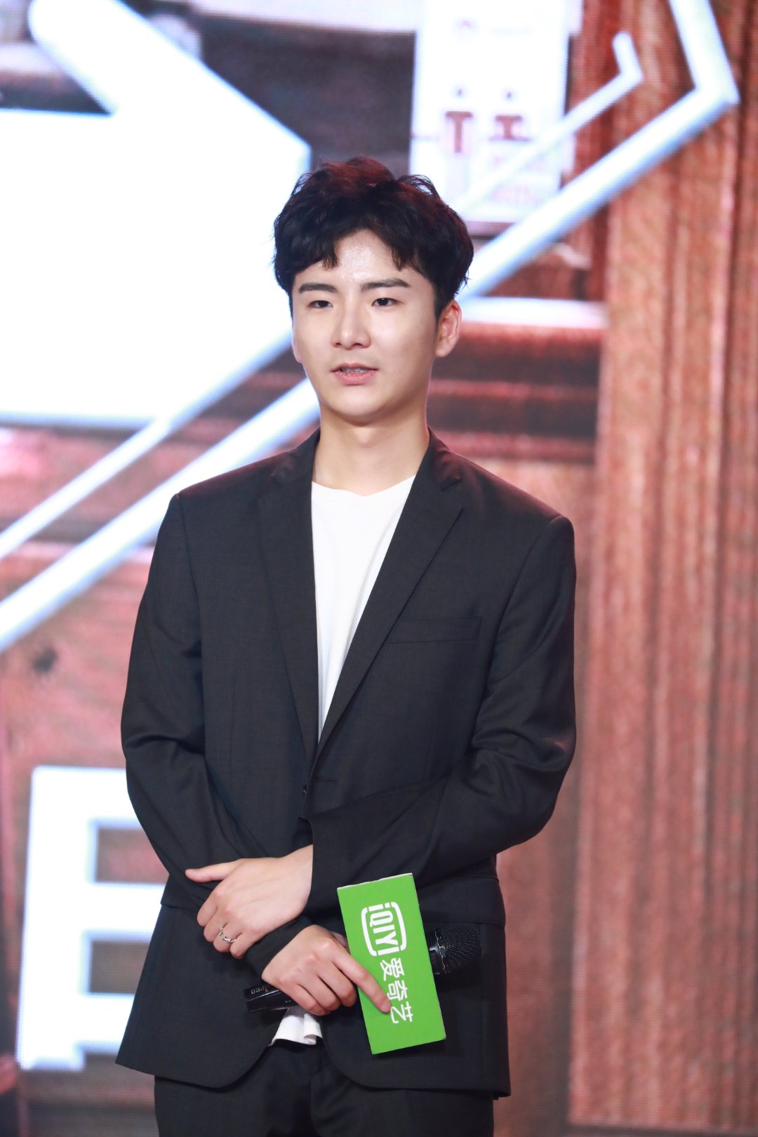 黄天元出席动物管理局发布会呆萌可爱逗趣十足