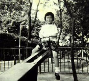 梁朝伟帅气成龙搞笑,王祖贤像小男生_小时候