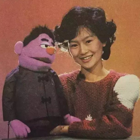 1985年6月1日,鞠萍姐姐第一次主持《七巧板》.