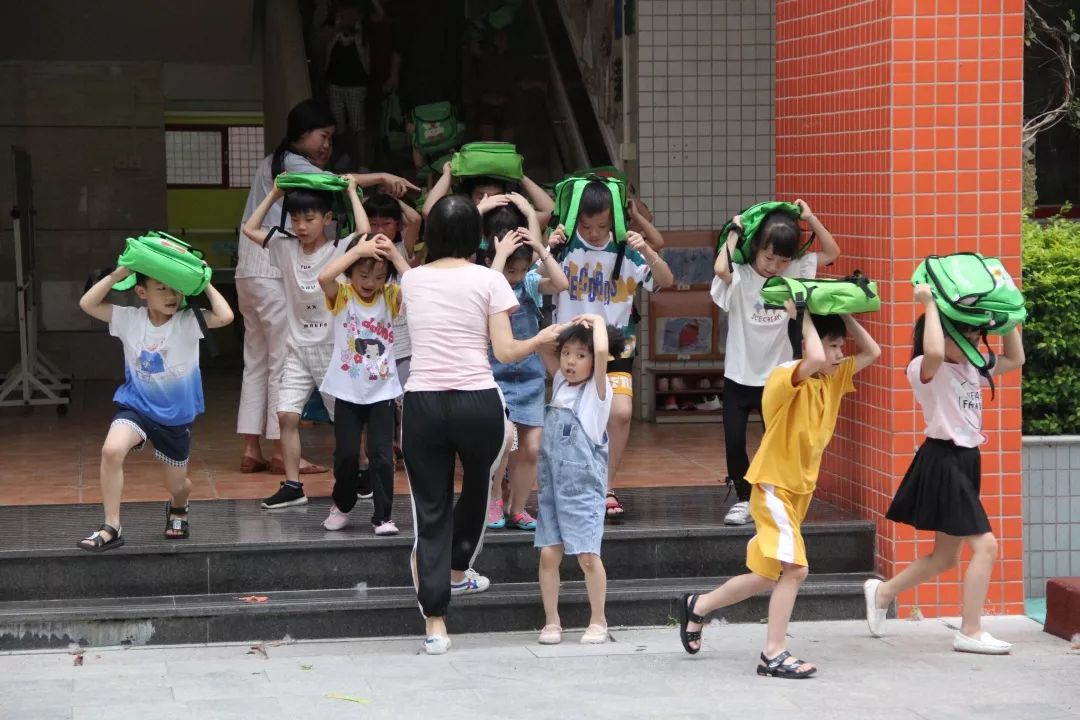 守护生命平安是福汕头市潮阳实验幼儿园防震防暴应急疏散演练