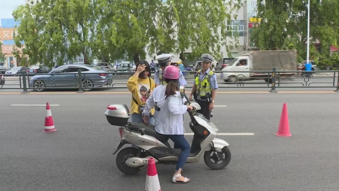 未佩戴安全头盔摩托车入市未成年人驾驶电动车这些坏习惯在三亚得改