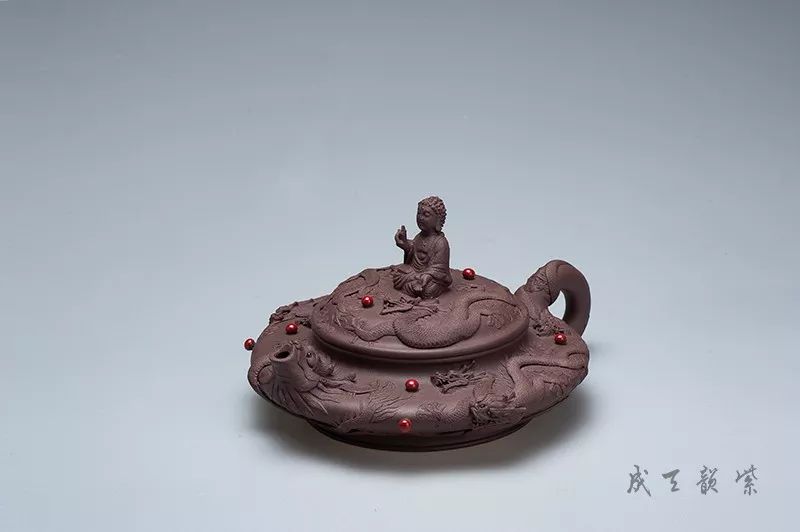 此壶以巧摹拙,以力带势,先声夺人的造型尽情展现紫砂贴塑技艺的独特