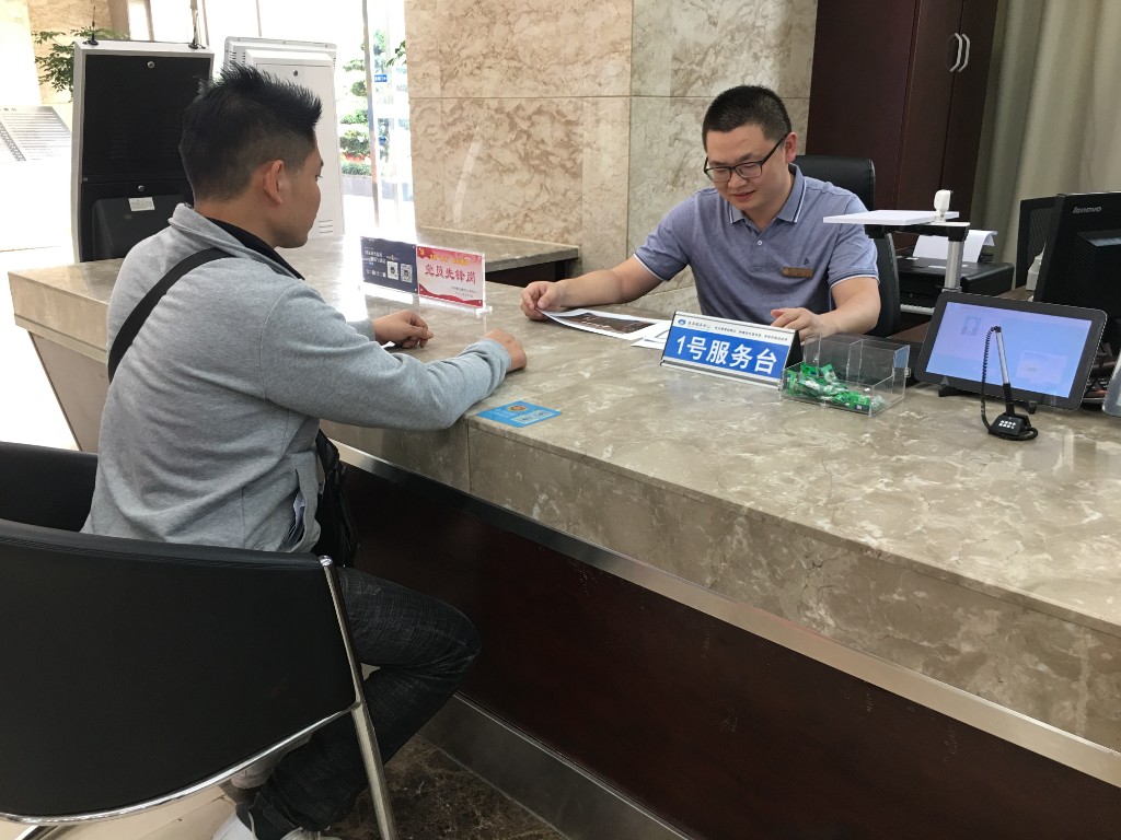 党员干部进窗口,让干部更接"地气"_服务