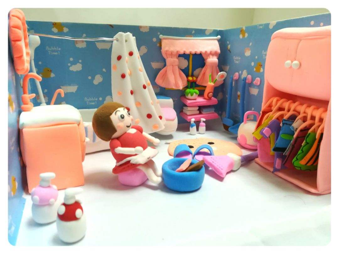 作品呈现该作品的灵感来自小班区角游戏中娃娃家的创设,用超轻黏土,小