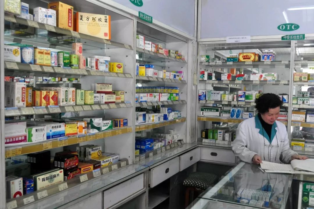 乡镇药店在经营不易中确实请不起(到)执业药师,因此有人直指乡镇药店