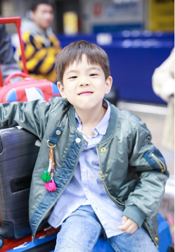 6岁嗯哼越变越帅气,竟然还神似男神吴彦祖