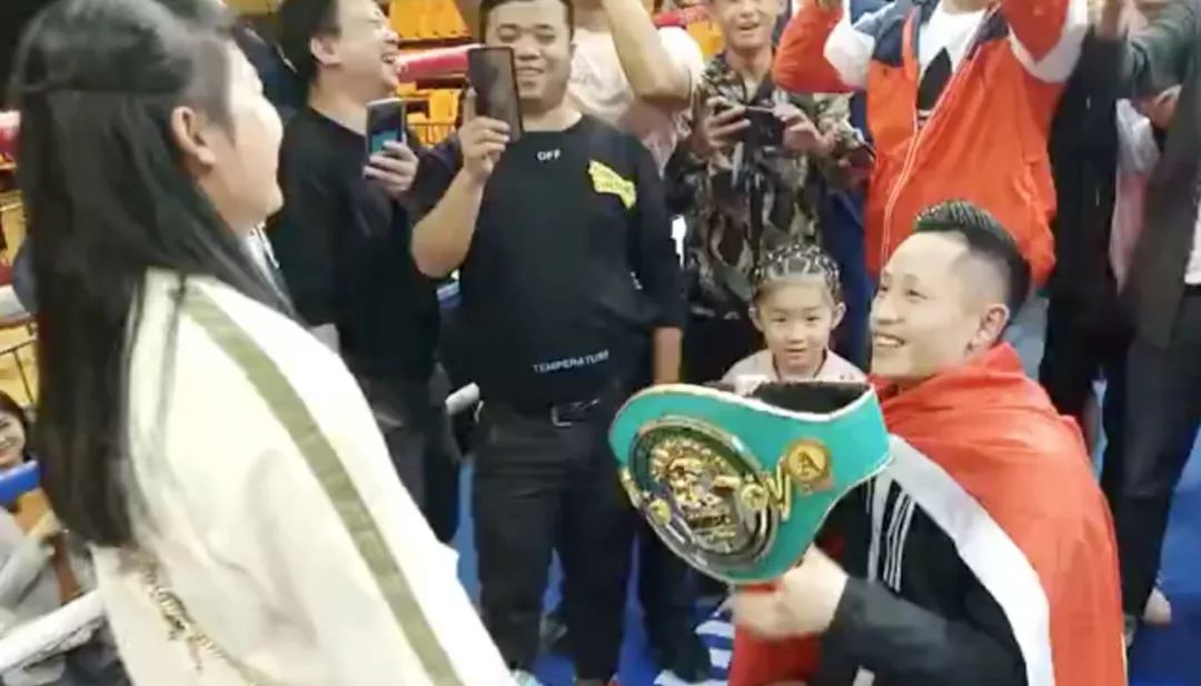 夏玲杰53秒ko泰国拳手赢得洲际金腰带 盛勇超斩落金腰带现场求婚