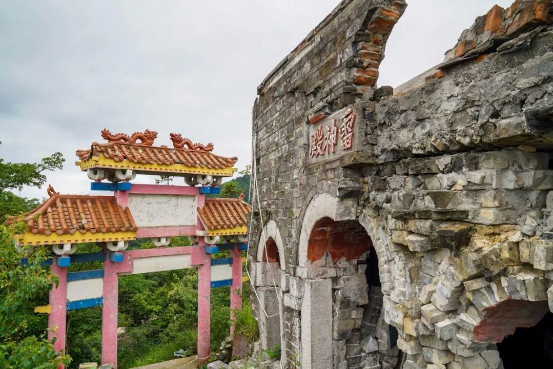 安全警钟长鸣观雾山一辆车翻下悬崖