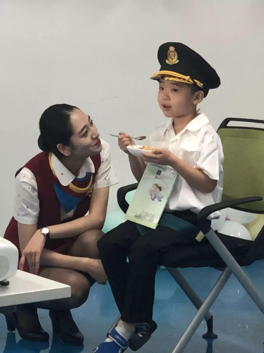 资深空乘对儿童乘机注意事项,安全常识及萌爱系列儿童服务活动进行