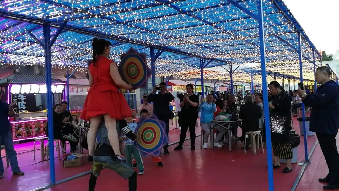 乐兴夜市不但能品到美味还有二人转看大雁庆典倾情奉献