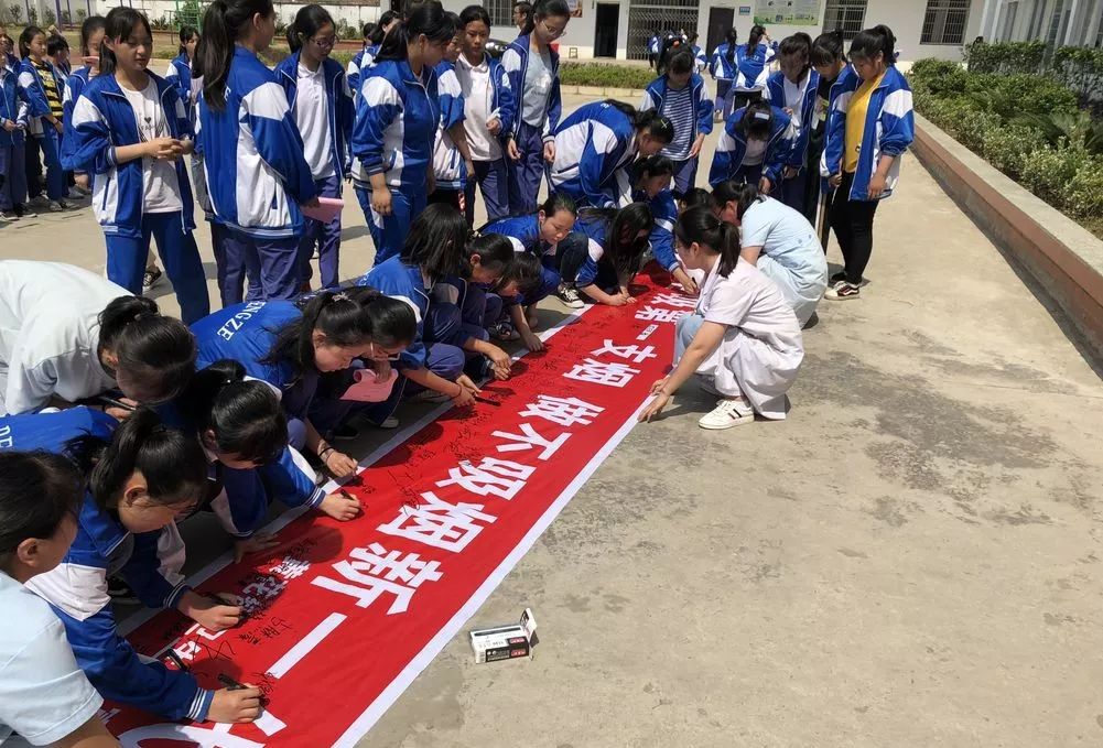 关注彭泽县各中小学组织开展第32个世界无烟日大型签名活动