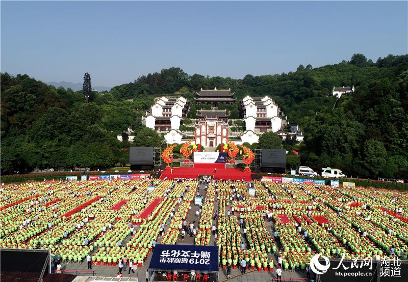 屈原故里湖北秭归:近万人包粽子成功挑战吉尼斯世界纪录