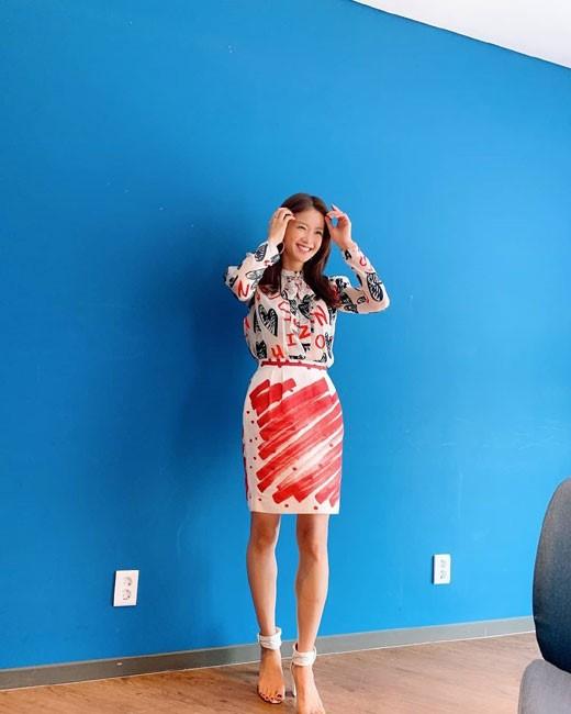 韩国女艺人李诗英sns发照秀完美身材