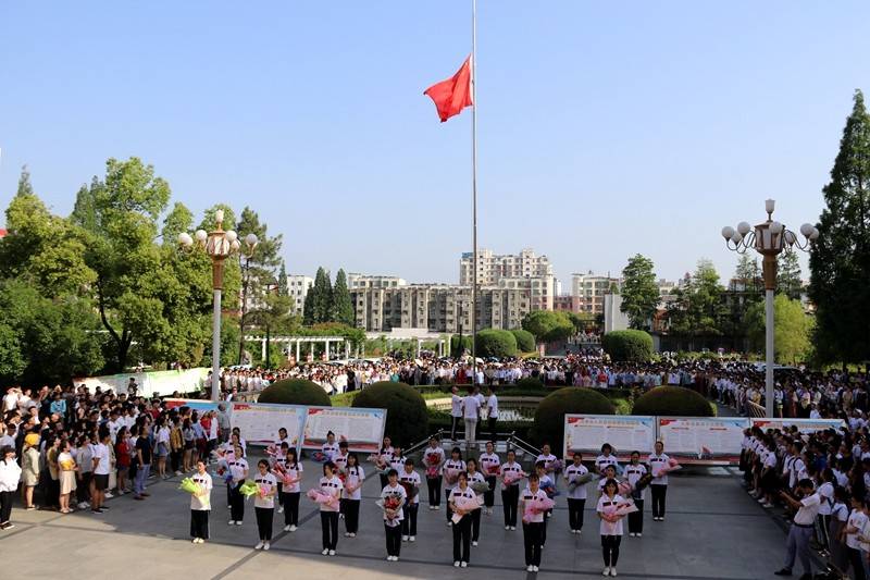 潢川高中隆重举行2019届高三学生毕业典礼