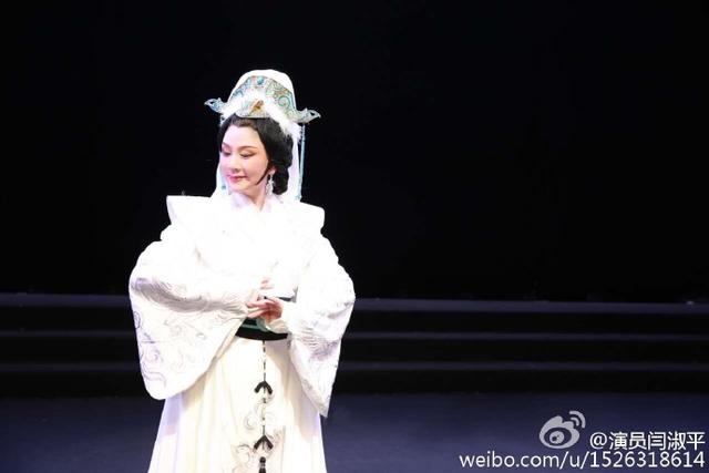 她在春晚与潘长江一曲《过河》红透了,53岁的她比当年还美!_闫书平