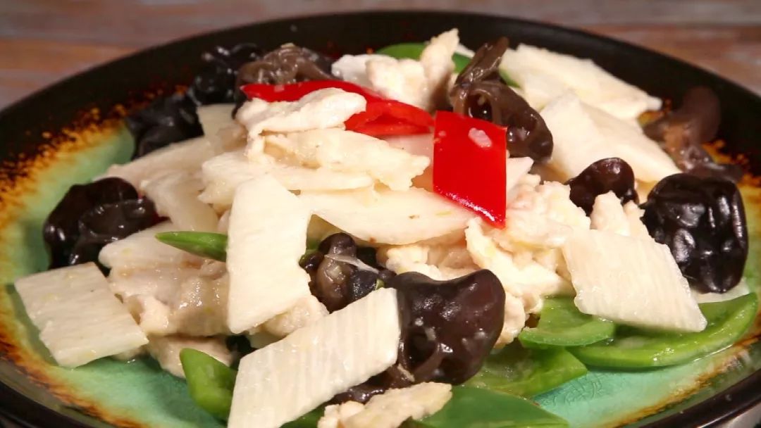 醋溜鸡片是一道细腻滑嫩,酸爽开胃的快手菜零厨艺的妈妈们也可以尝试!