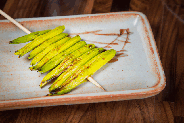 其中,黄花菜经过烤制,依然保持着嫩绿的模样,新鲜清爽的滋味在口中