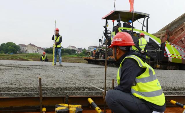 溧高高速公路採用3d攤鋪技術進行水穩底基層試驗段攤鋪