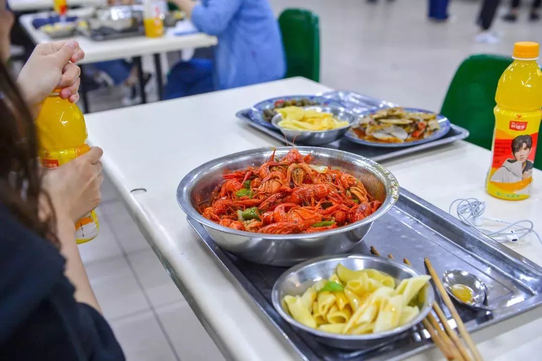 上海第二工业大学七彩粥番茄鱼,酸菜鱼19号楼一楼餐厅二工大"网红蛋糕