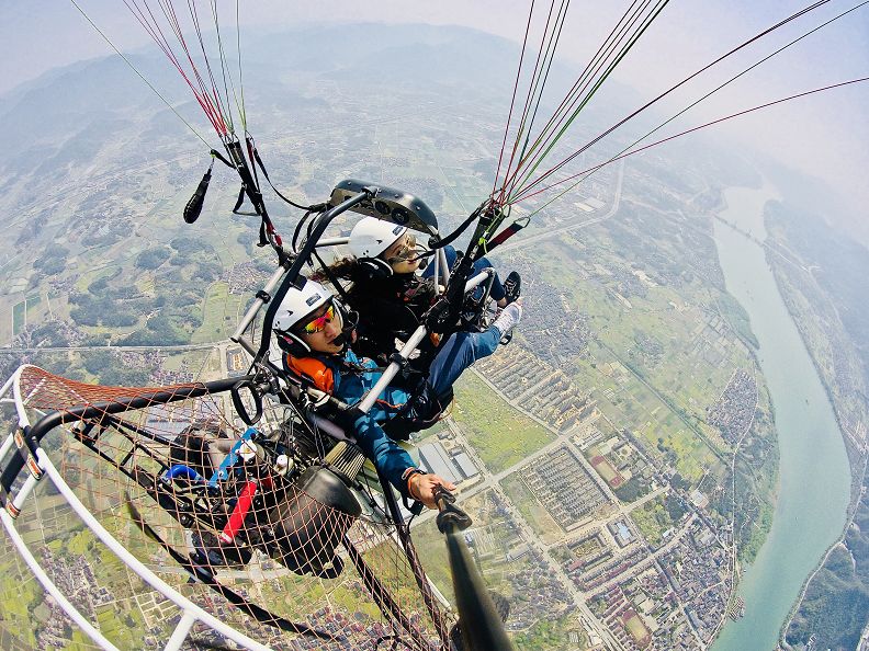 高空喝啤酒带宠物上天这个江浙沪飞行营地已经被吹爆了送飞行体验