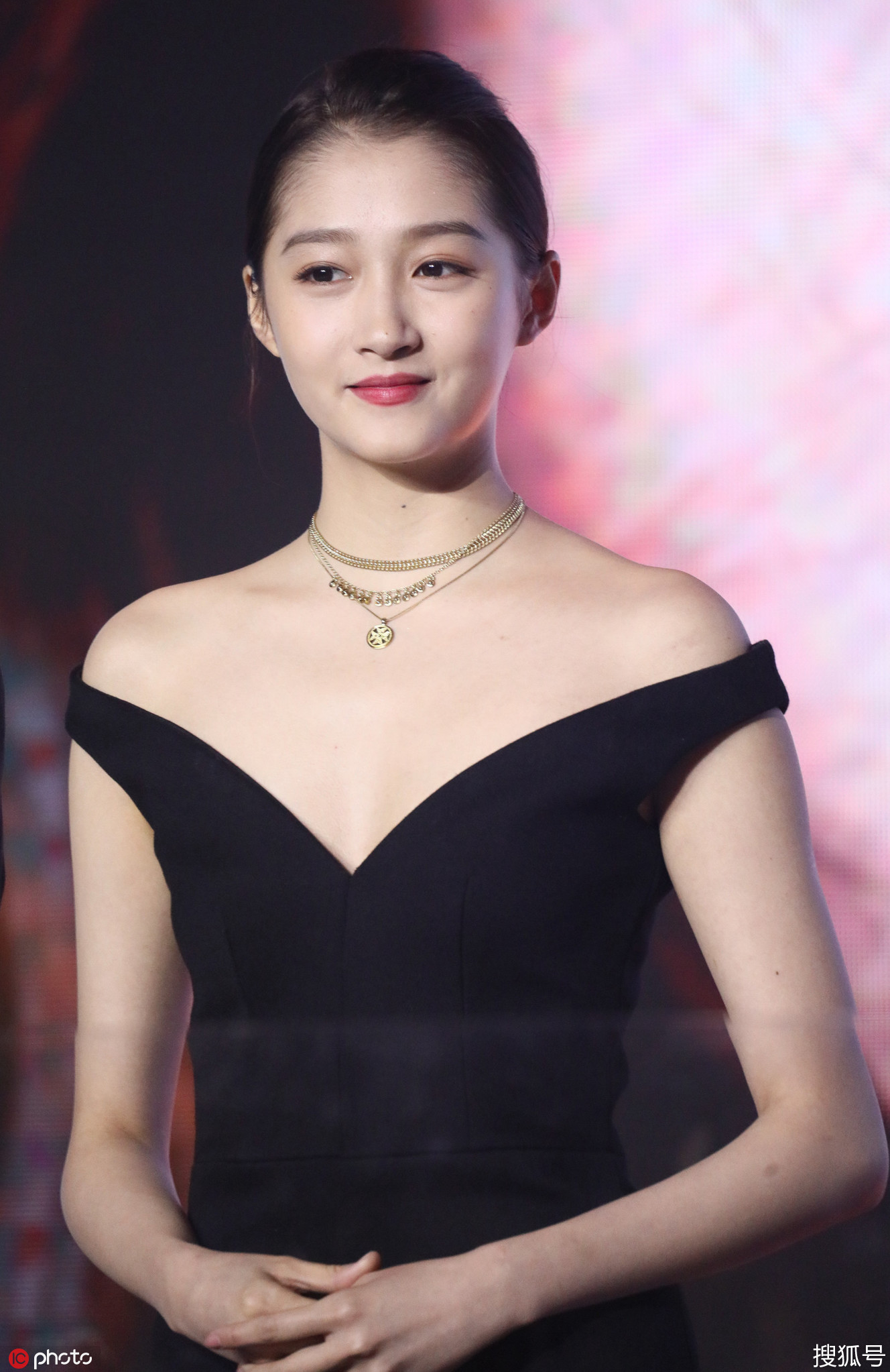 关晓彤罕见秀女人味,似优雅黑天鹅满屏都是腿