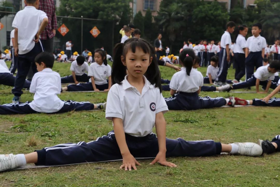 "……在一阵阵叮咛声中,孩子们用横叉或纵叉的方式依次脚尖抵脚尖组成