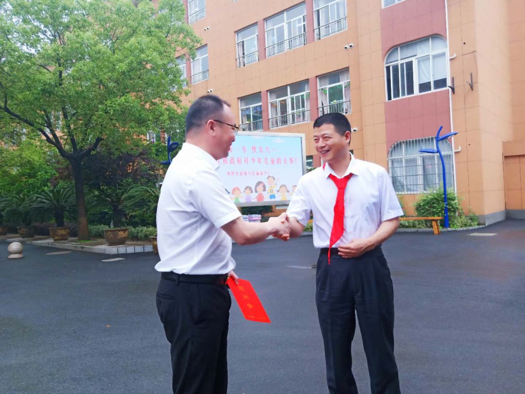 何铨寿一行先后来到义蓬第一小学,向阳幼儿园,向孩子们表达了节日的