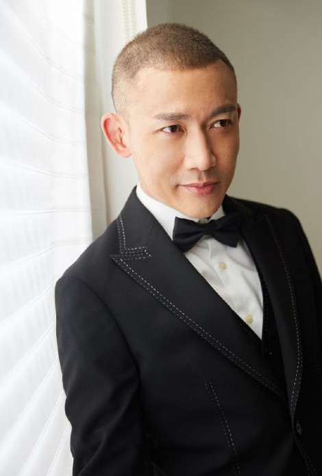 秦子越晒照与聂远秀恩爱化身粉丝与老公海报合照甜到齁