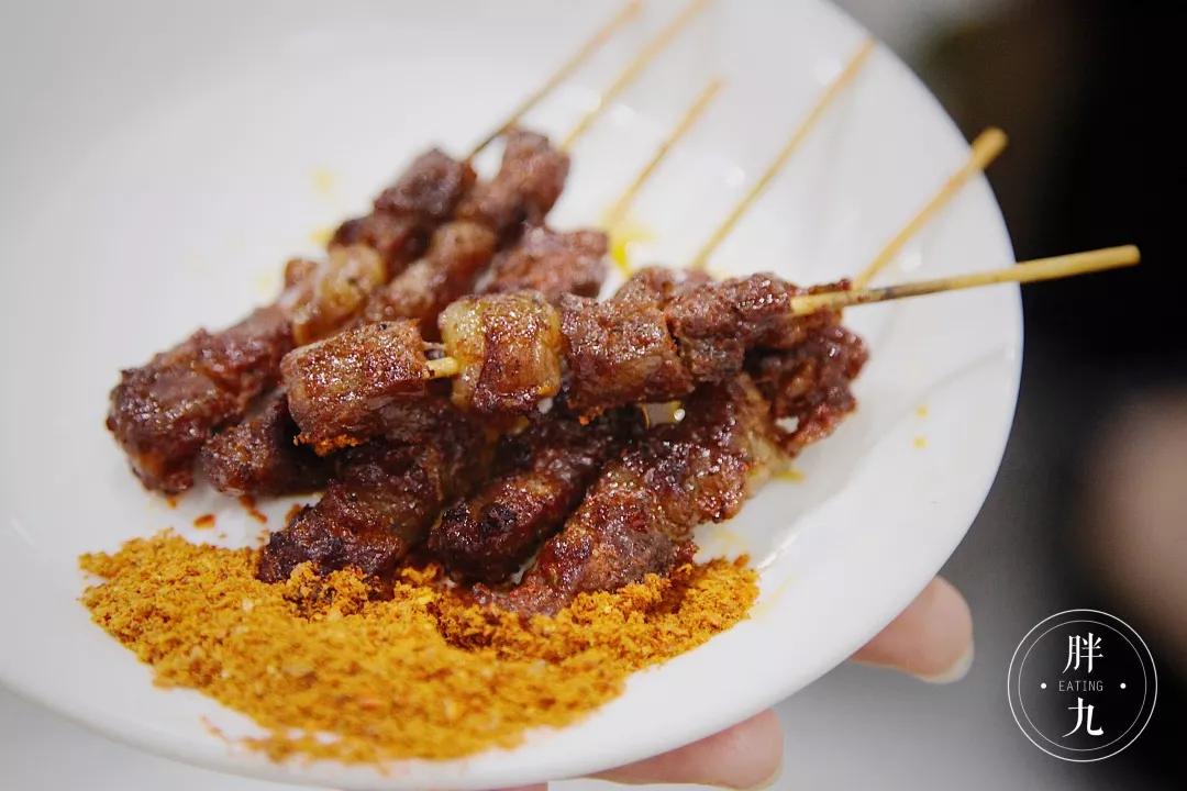 个旧火车站的烧烤闻名天下,最有名的就是这个小肉串啦.