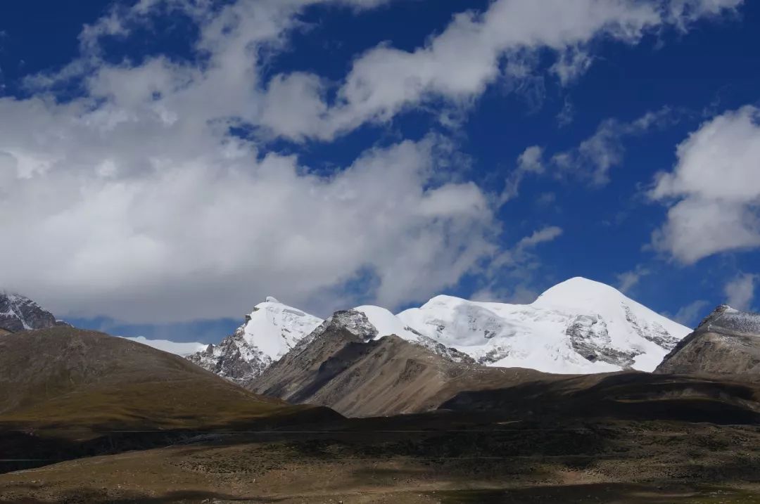 1993年9月23日下午4:30分,我到达了海拔5231米的唐古拉山口.