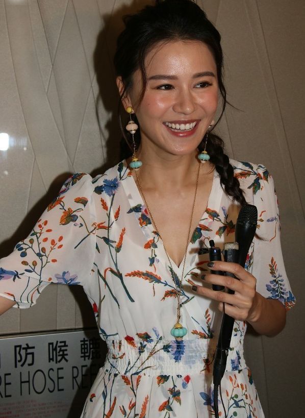 黄翠如婚礼返港后亮相大赞老公比婚前更加听话