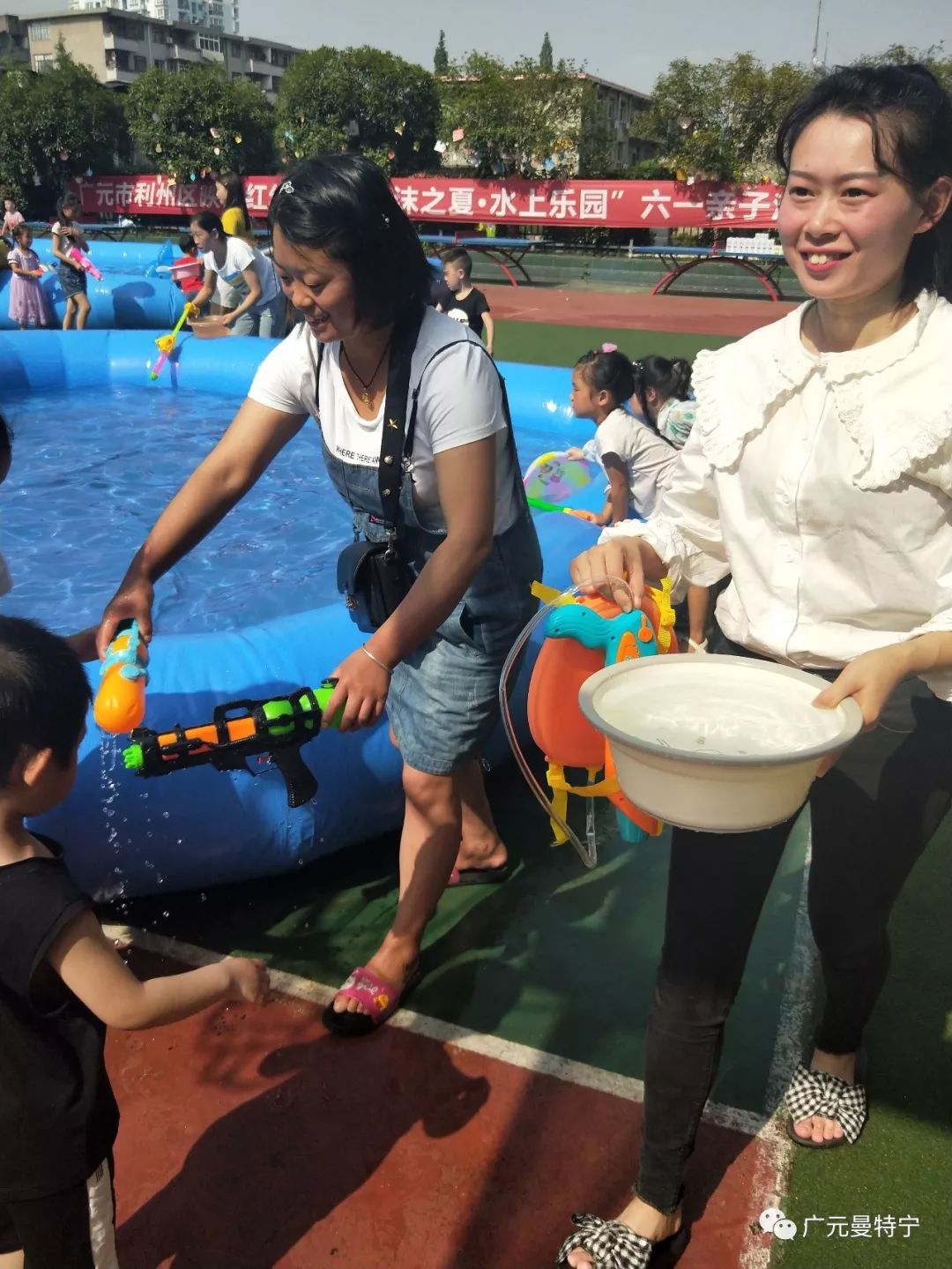 水桶泼起来水枪动起来浑身湿透在所不惜欢笑声尖叫声和泼水声此起彼