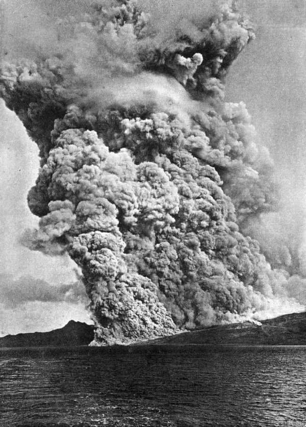 1902年5月8日,随着巨大的爆炸声,培雷火山猛烈爆发,山顶腾起数百米高