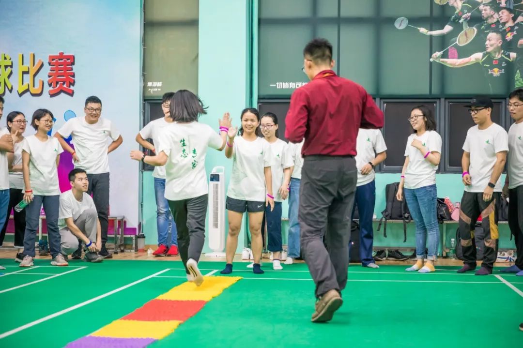 接下来是双人赛接力互相背着对方在指压板上奔跑再来10个呼啦圈疼痛