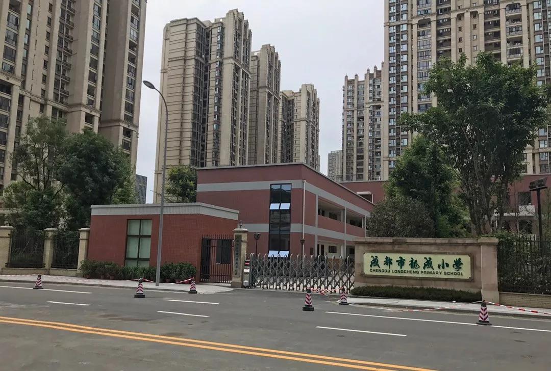 有金蘋果幼兒園,建設路小學,培華小學,成都實驗小學,龍江路小學成華