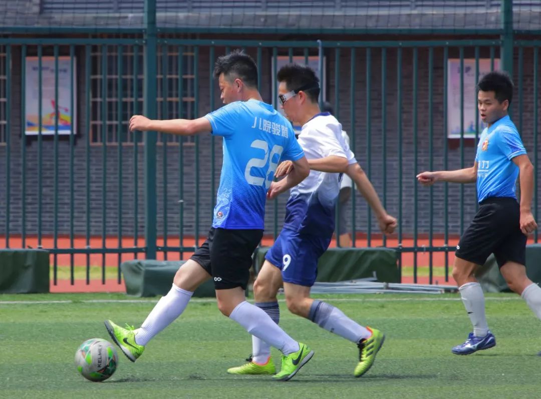 这是一场没有悬念的比赛,十三鹰老凌很清楚两队的实力差距.