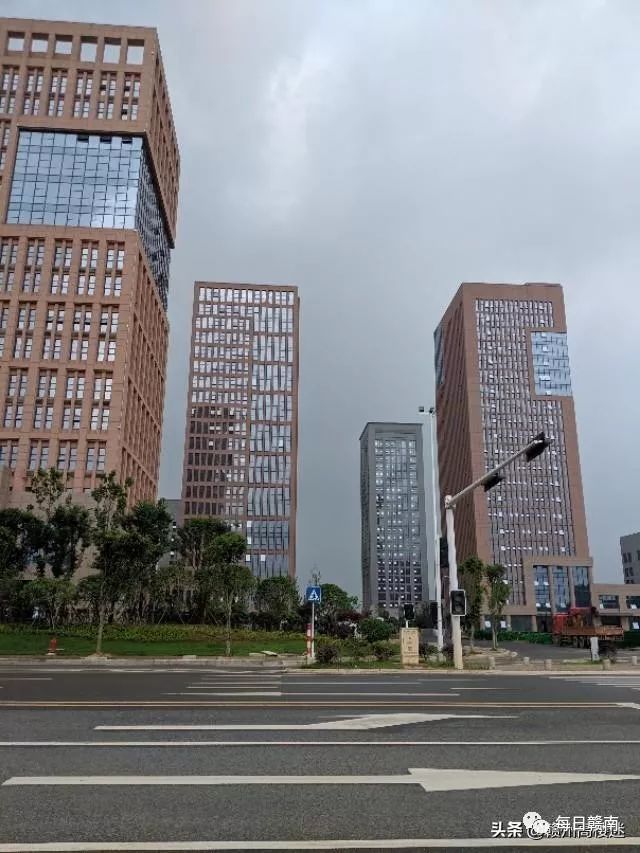 2019年赣州章江新区十龙聚龟周边与南康金融中心的建筑