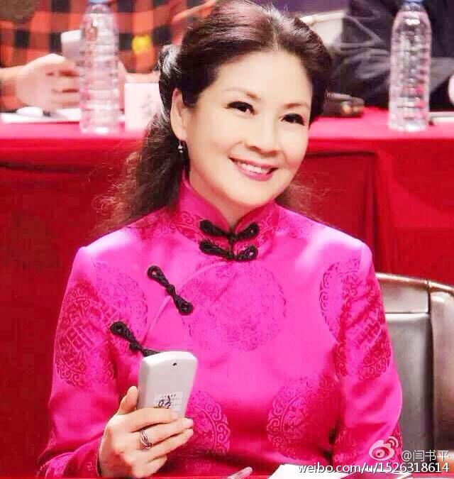 她在春晚与潘长江一曲《过河》红透了,53岁的她比当年还美!_闫书平