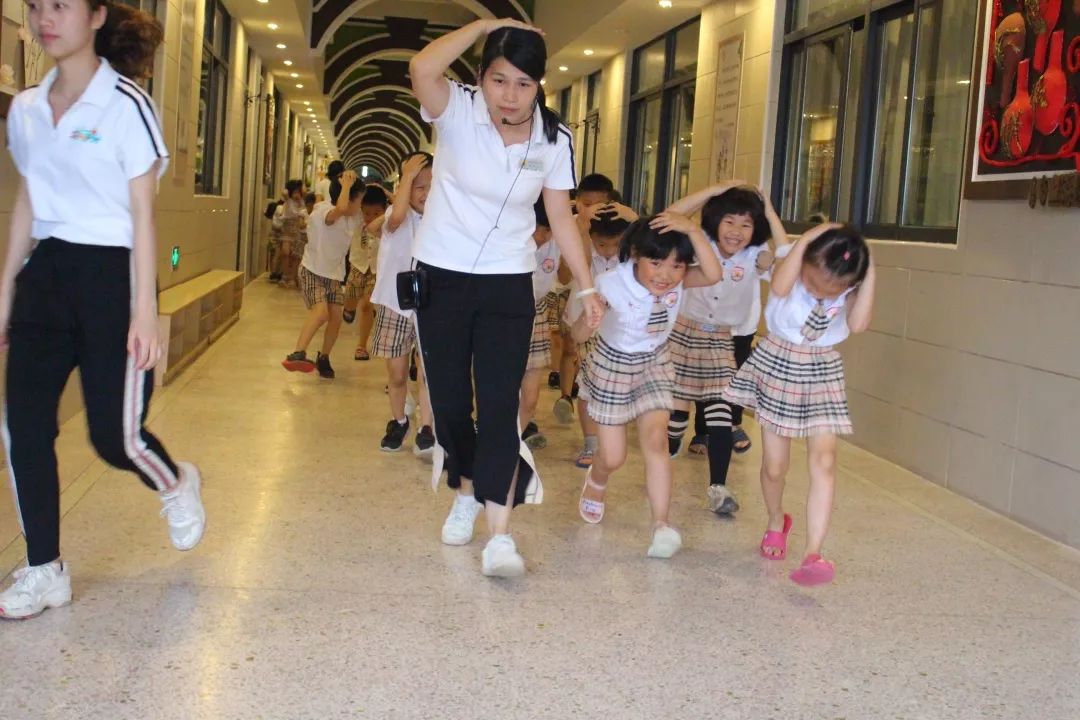守护生命平安是福汕头市潮阳实验幼儿园防震防暴应急疏散演练