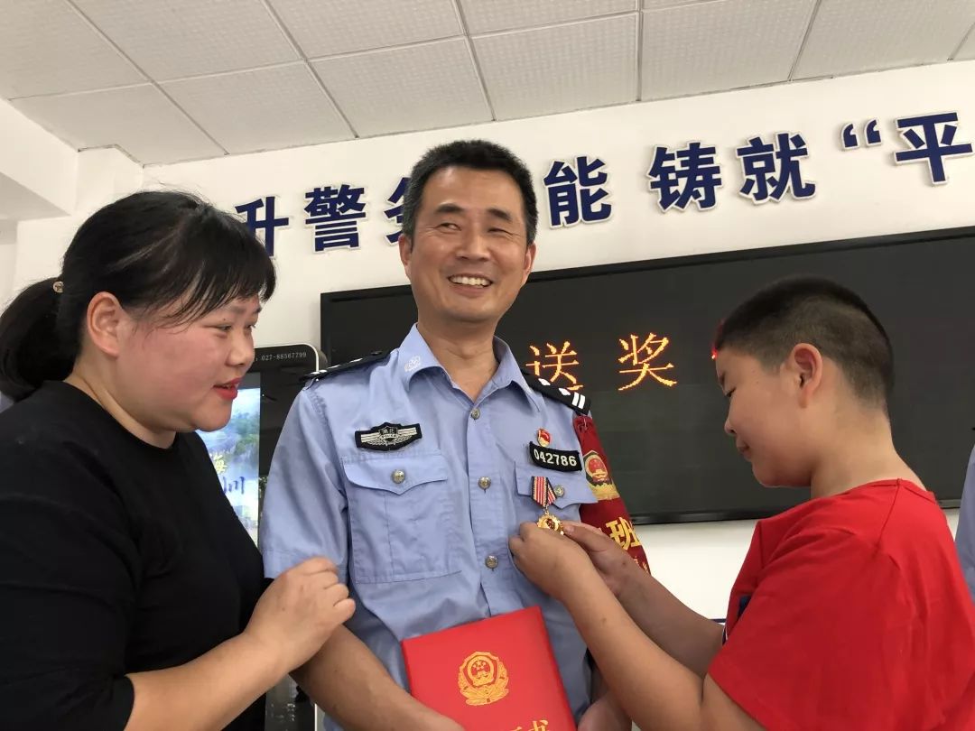 民警沈宁宇和家人.谢威 摄刑警沈宁宇也是受表彰民警之一.