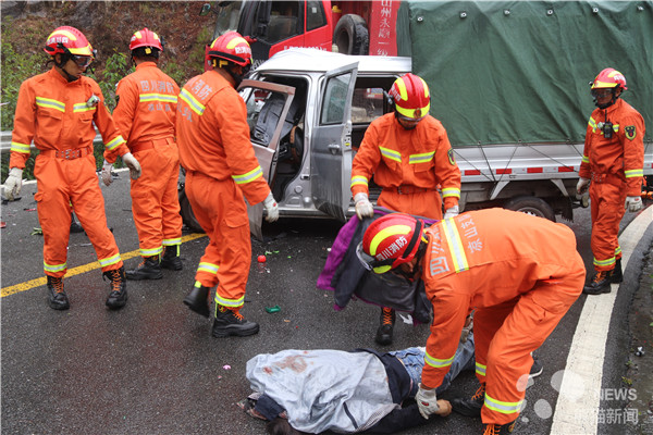 下雨天發生車輛交通事故涼山消防緊急救援