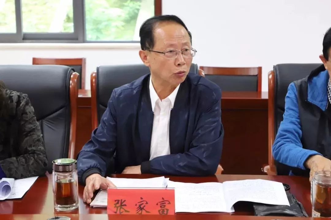遵义市委组织部常务副部长田景余,遵义市关工委主任赵福田,常务副主任